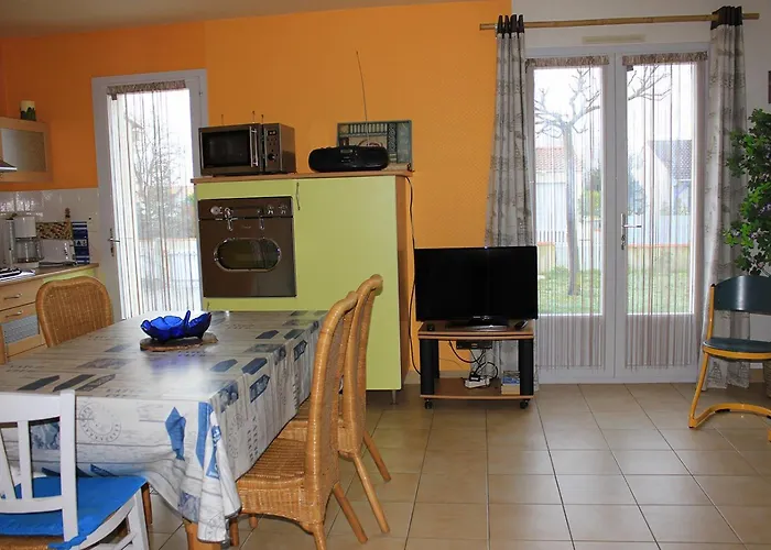 Maison De Aux Volets Bleus * Le Fenouiller