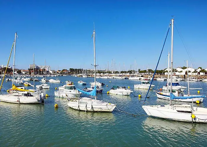 Maison De Aux Volets Bleus *