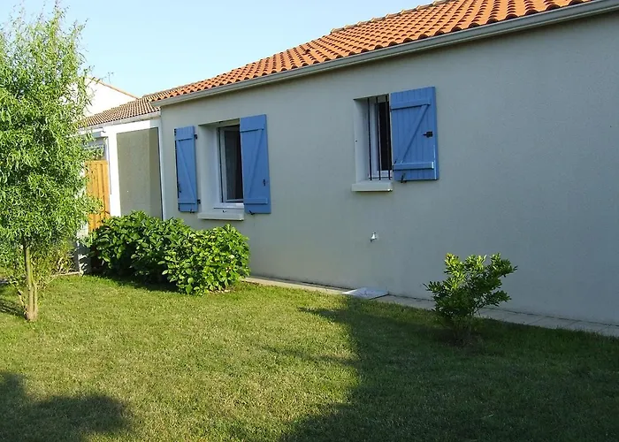 Maison De Aux Volets Bleus Le Fenouiller