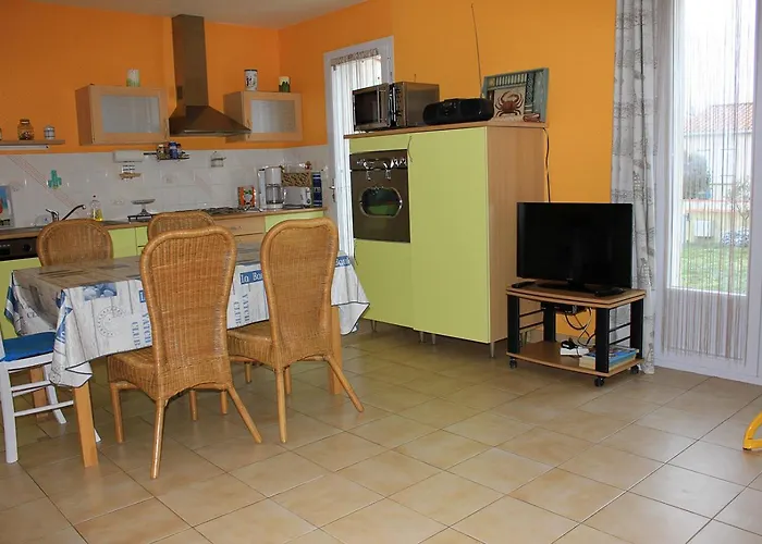 Maison De Aux Volets Bleus Le Fenouiller