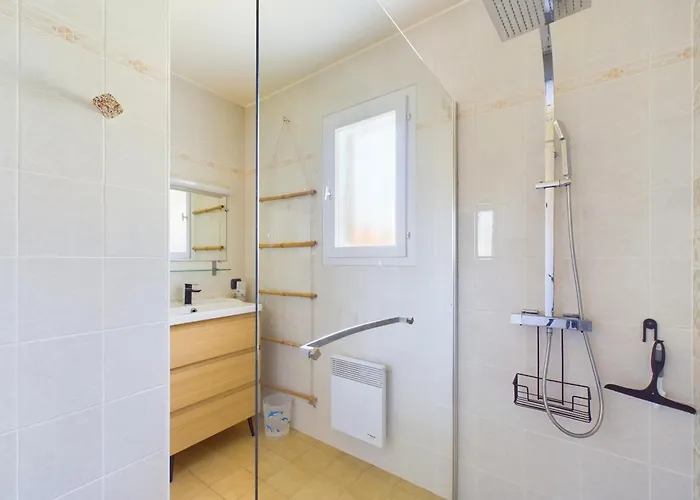 Maison De Aux Volets Bleus * Le Fenouiller