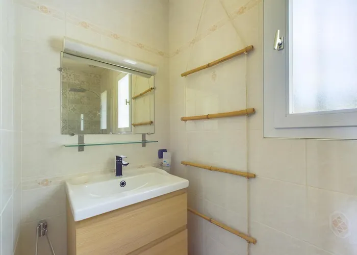 Maison De Aux Volets Bleus