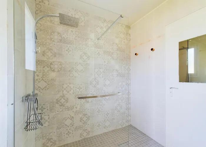 Maison De Aux Volets Bleus *