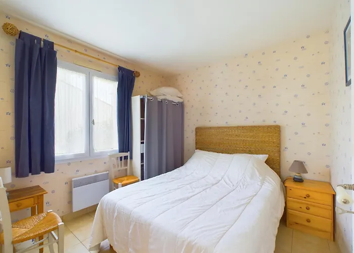 Maison De Aux Volets Bleus Le Fenouiller